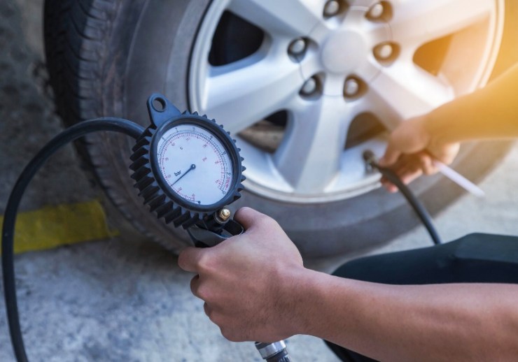 Vérification de la pression d'air avec la pression manométrique | Kit d'urgence de voiture