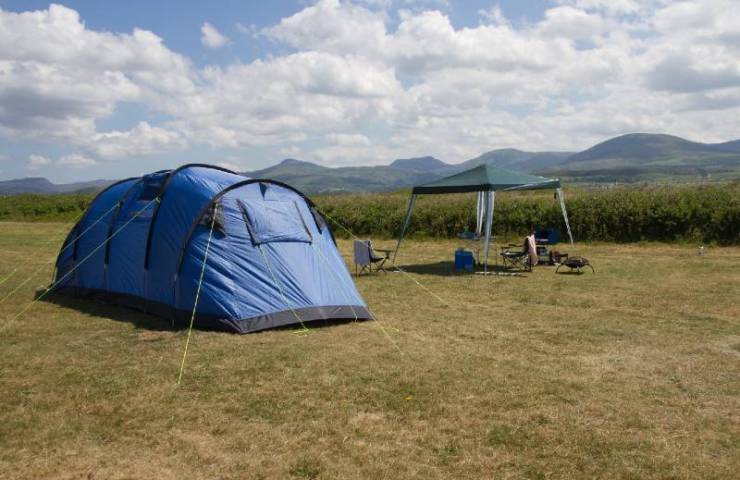 Grande tente familiale et belvédère sur le camping côtier gallois-Camping In The Rain