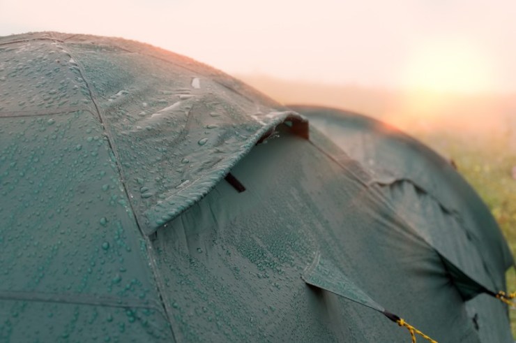 Tente avec gouttes d'eau - Camping sous la pluie