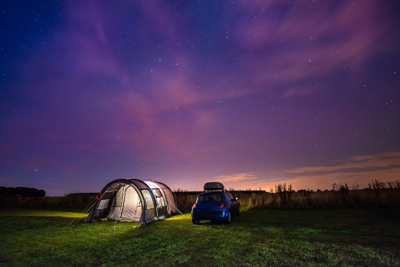 Tente et voiture sous les étoiles-car camping
