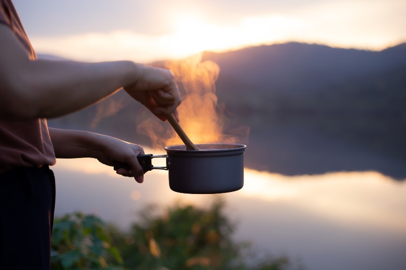 Cuisine touristique et camping au coucher du soleil-Camping Bed Camping