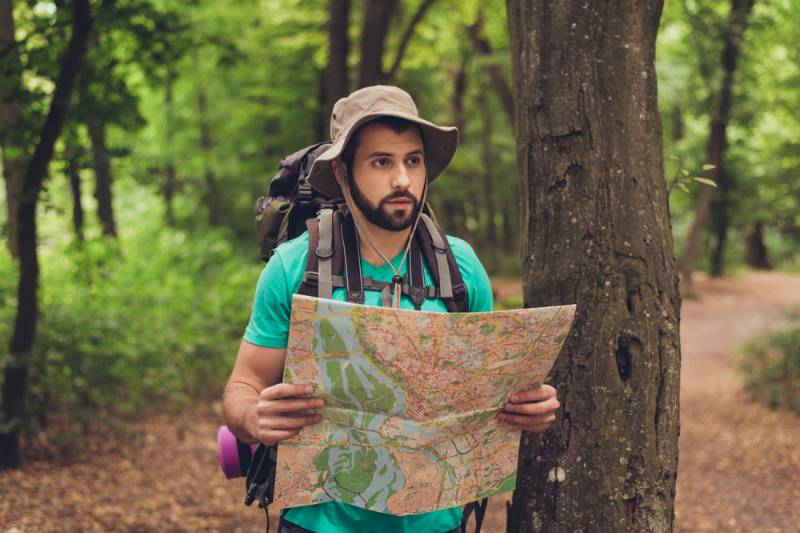 homme-brune-barbu-confused-touriste-se perd SS