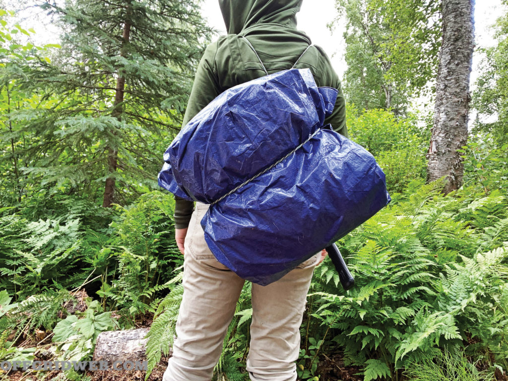 Utiliser la bâche comme sac à dos.