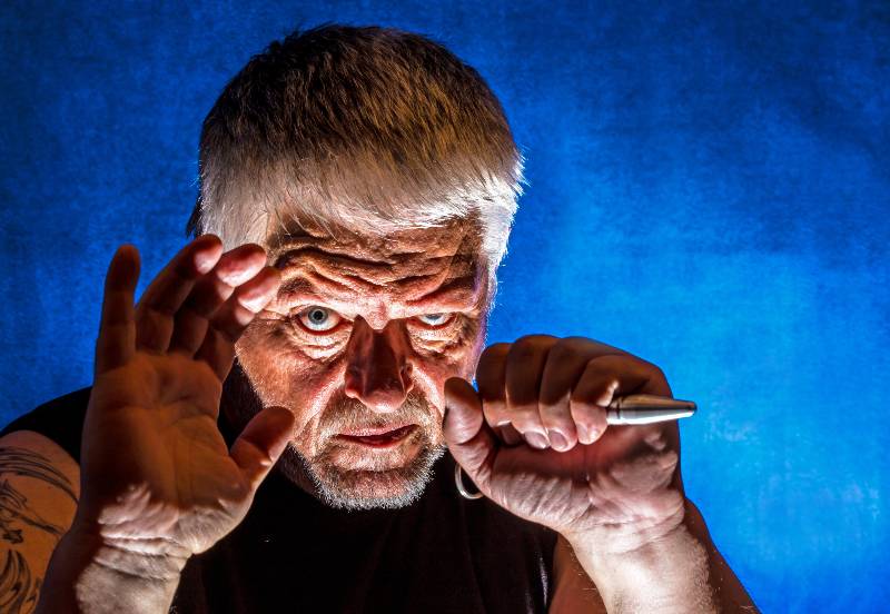 Un homme qui se bat avec un seul petit bâton-Kubotan Comment l'utiliser