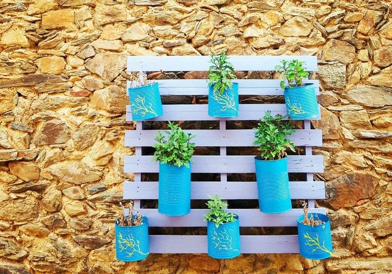 Jardinière pour plantes en palette recyclée | idées de jardin upcycling bouteilles d'eau