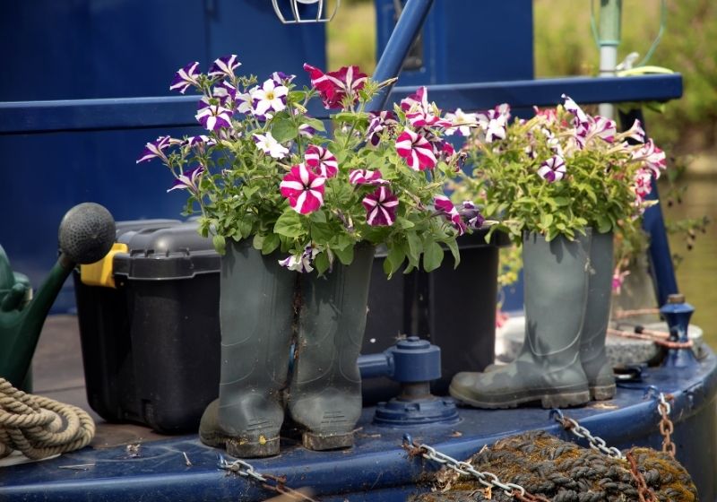 Planteurs de bottes Wellington sur bateau | idées de recyclage pour le jardin