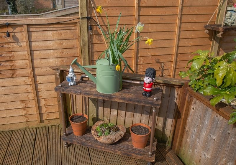 Table de jardin, étagère en bois recyclé | idées de recyclage de cour et de jardin