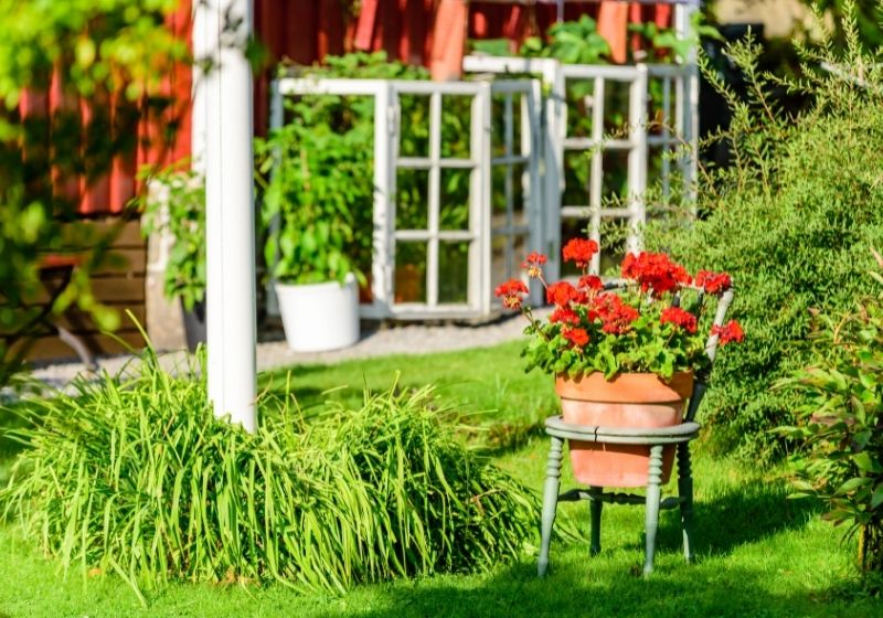 Chaise en bois creuse à l'extérieur avec pot de fleurs à l'intérieur | idées de jardin upcycling
