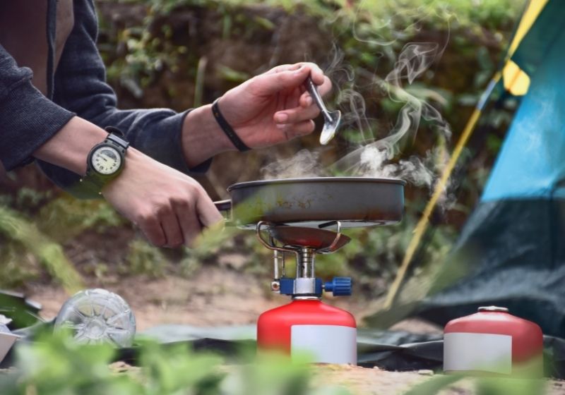 Petit déjeuner devant la tente le matin | liste de matériel de sentier des Appalaches