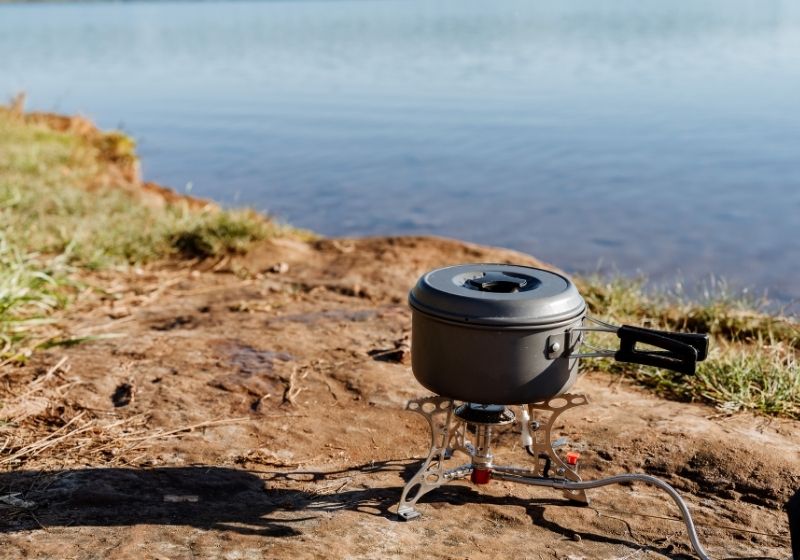 Cuisiner sur un brûleur à gaz dans la nature | Liste d'équipement de Wanderlust fait maison | XX choses que vous devriez avoir dans votre liste d'équipement de sentier des Appalaches