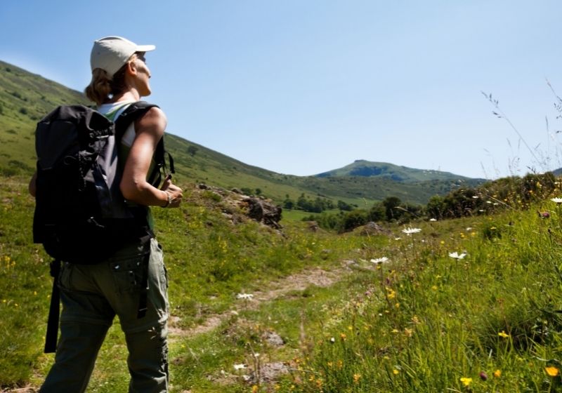 Femme randonnée dans les montagnes en été | Liste d'équipement de Wanderlust fait maison | XX choses que vous devriez avoir dans votre liste d'équipement de sentier des Appalaches