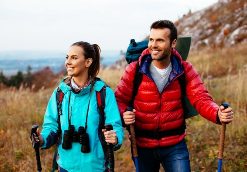 Couple de randonneurs en randonnée | Liste d'équipement de Wanderlust fait maison | XX choses que vous devriez avoir dans votre liste d'équipement de sentier des Appalaches