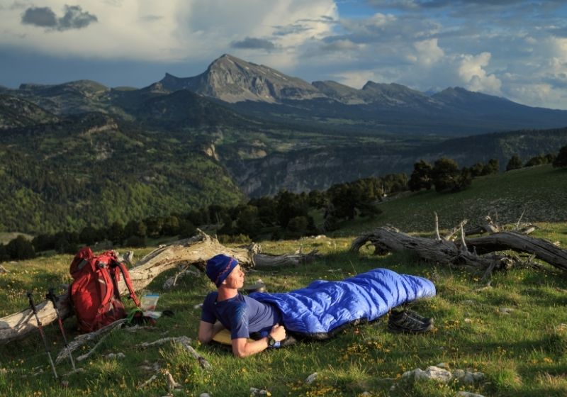 Randonneur se préparant à un bivouac | Liste d'équipement de Wanderlust fait maison | XX choses que vous devriez avoir dans votre liste d'équipement de sentier des Appalaches