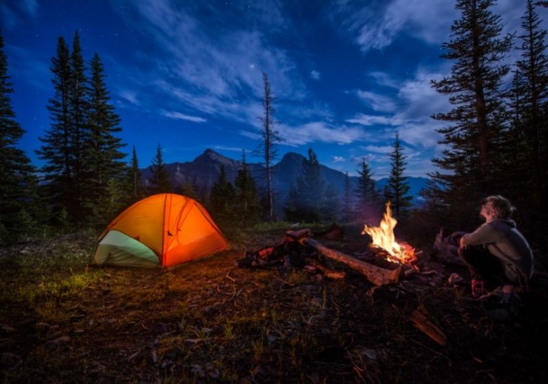 Homme regardant les étoiles à côté d'un feu de camp | Liste d'équipement de Wanderlust fait maison | XX choses que vous devriez avoir dans votre liste d'équipement de sentier des Appalaches