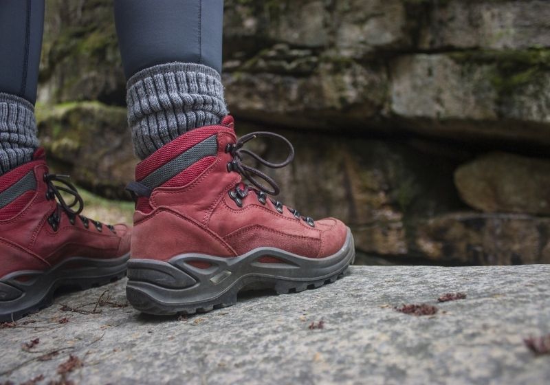 Fille en bottes de randonnée rouges avec chaussettes et legging | Liste d'équipement de Wanderlust fait maison | XX choses que vous devriez avoir dans votre liste d'équipement de sentier des Appalaches