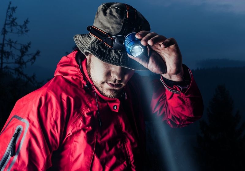 Photo d'un randonneur en veste rouge et panama | Liste d'équipement de Wanderlust fait maison | XX choses que vous devriez avoir dans votre liste d'équipement de sentier des Appalaches