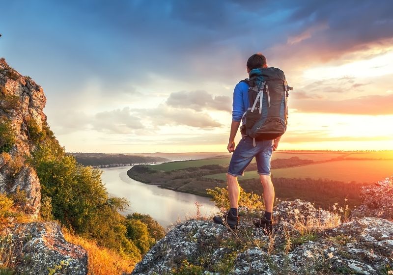 Homme avec sac à dos au sommet d'un rocher | Liste d'équipement de Wanderlust fait maison | XX choses que vous devriez avoir dans votre liste d'équipement de sentier des Appalaches