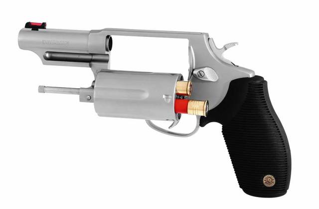 Taurus Judge avec poignée noire et cadre argenté sur fond blanc, canon pointé vers la gauche.