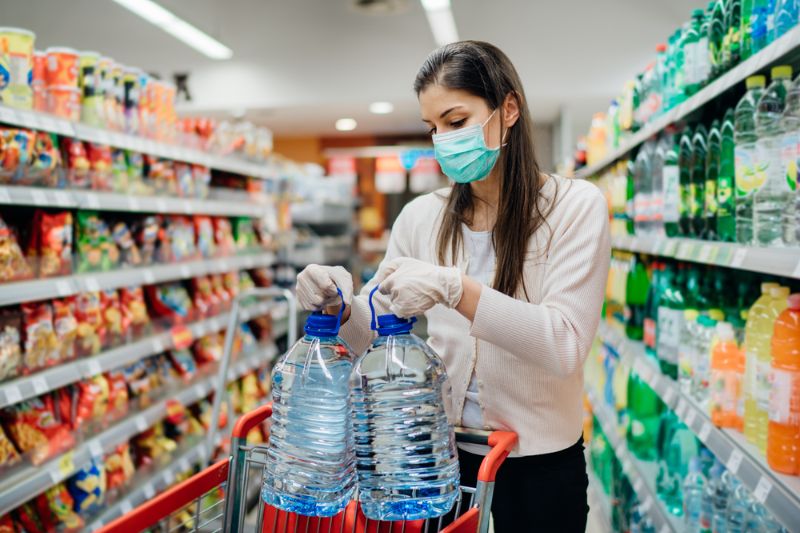 acheteur-portant-un-masque-de-protection-pendant-les-niveaux alimentaires-pandémiques