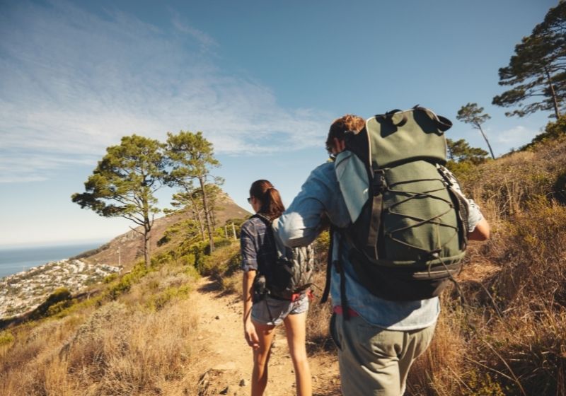 Vue arrière de deux jeunes descendants | Liste d'équipement de Wanderlust fait maison | XX choses que vous devriez avoir dans votre liste d'équipement de sentier des Appalaches