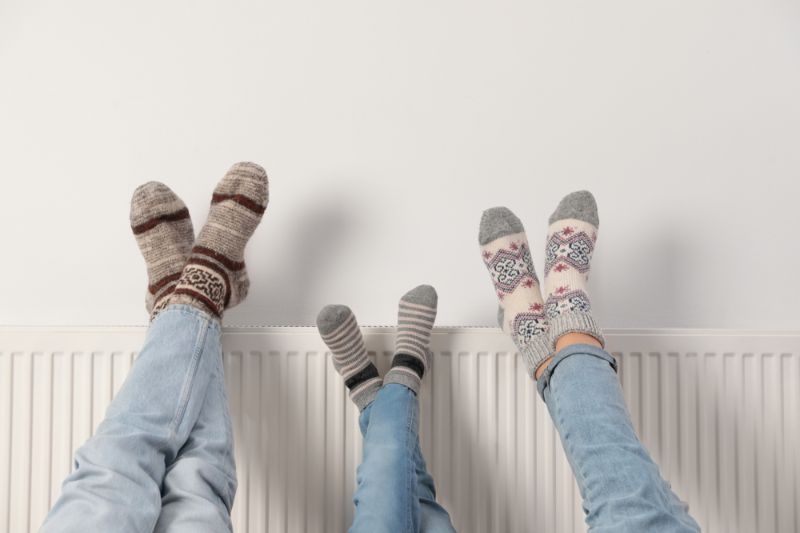 chauffage-familial-jambes-sur-chauffage-radiateur Chauffage d'urgence 