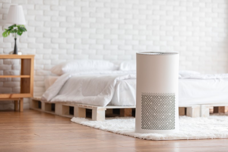 Purificateur d'air dans une chambre blanche confortable pour filtrer et nettoyer la poussière | La pollution de l'air