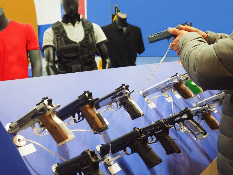 Exposition d'armes à feu, un acheteur teste le produit | Tir de masse