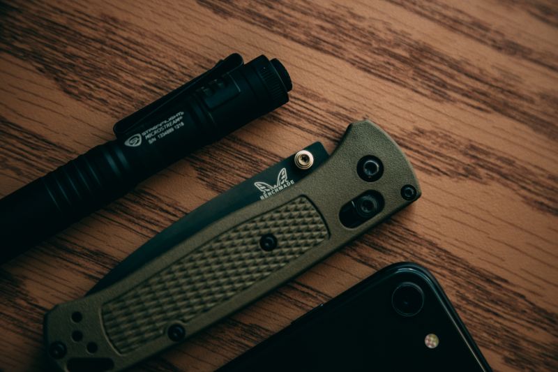 couteau de poche gris EDC
