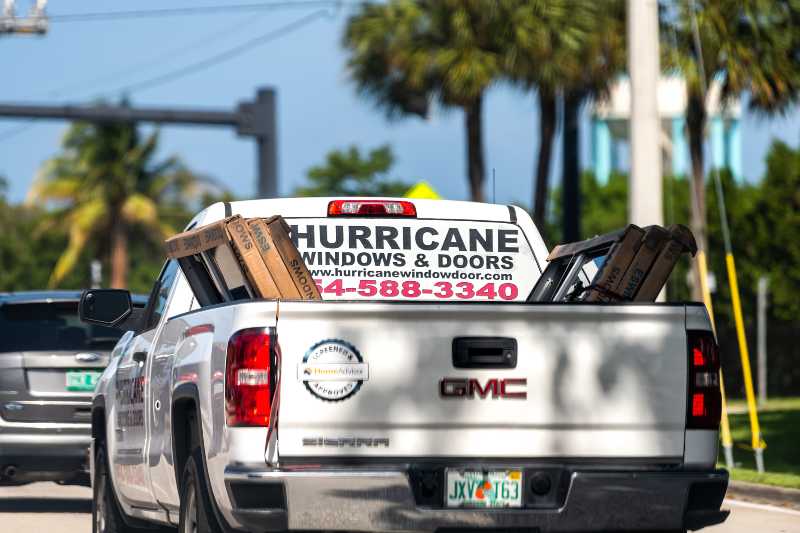 Signe de publicité de fenêtres et de portes d'ouragan sur la société d'affaires de service de camion | Ouragans
