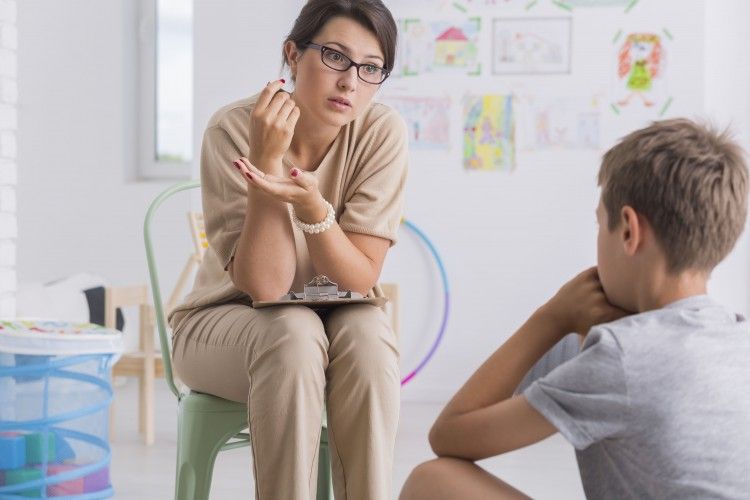 le conseiller scolaire travaille avec un étudiant
